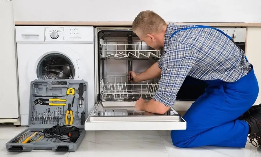 Cumayeri Vaillant servisi teknisyen ekibi beyaz eşya tamiri yaparken